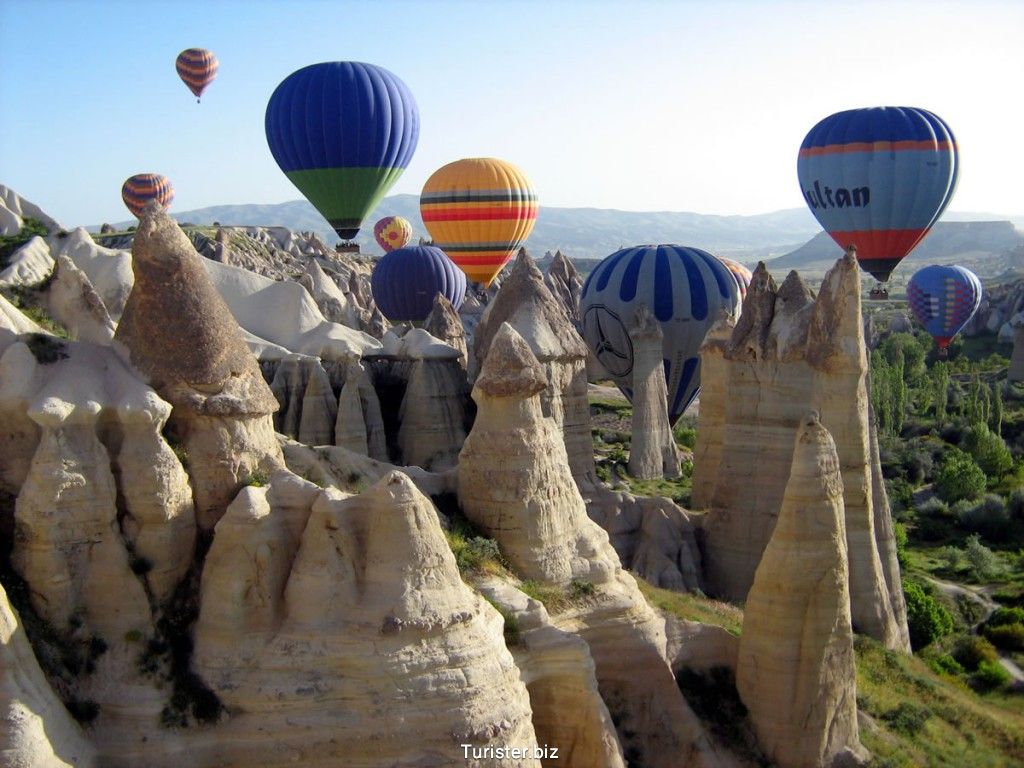 http://turister.biz/wp-content/uploads/2015/03/The-Unique-Moon-Like-Landscape-in-Cappadocia-Balloons.jpg