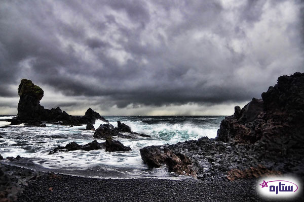 ساحل در یک روز طوفانی ایسلند